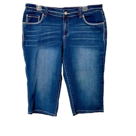 INC DENIM CURVY FIT LADYS FADED SHORTS. THE FRONTS HAVE FRONT HAS GEM ST… - Picture 1 of 5